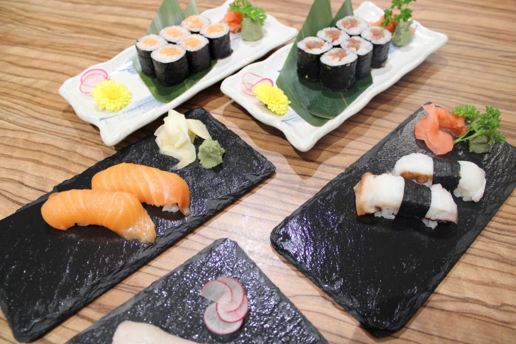 Please enjoy delicious sushi.